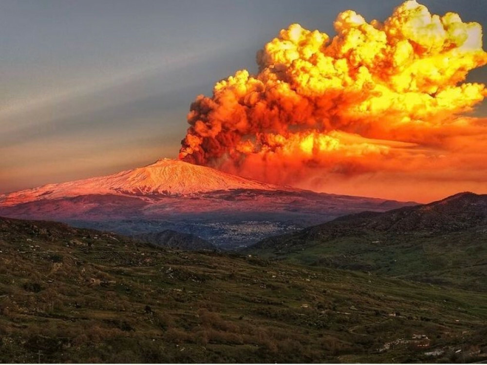 Действует ли вулкан этна. Вулкан Этна в Италии. Этна Сицилия извержение. Сицилия вулкан Этна. Гора Этна Италия.