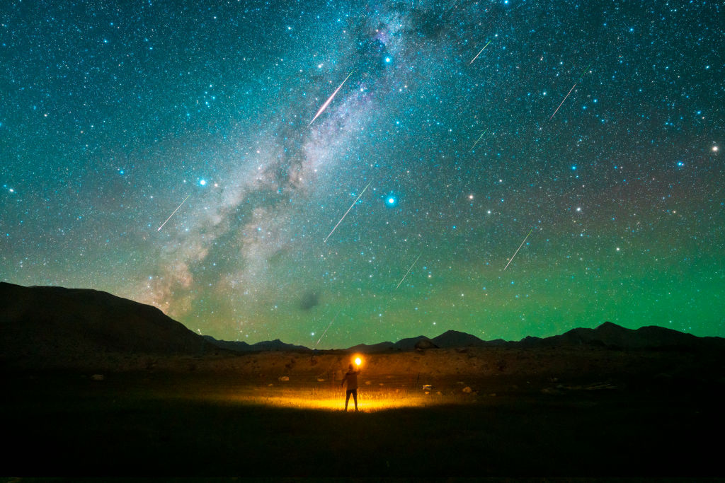 Noc spadających gwiazd. Kiedy na niebie widać najwięcej meteorów? Jak obserwować spadające gwiazdy?