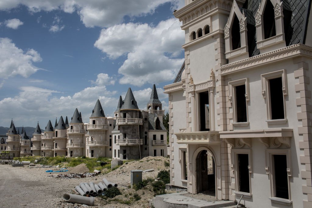 Opuszczone osiedle w Turcji wygląda jak Disneyland. Oto Burj Al Babas