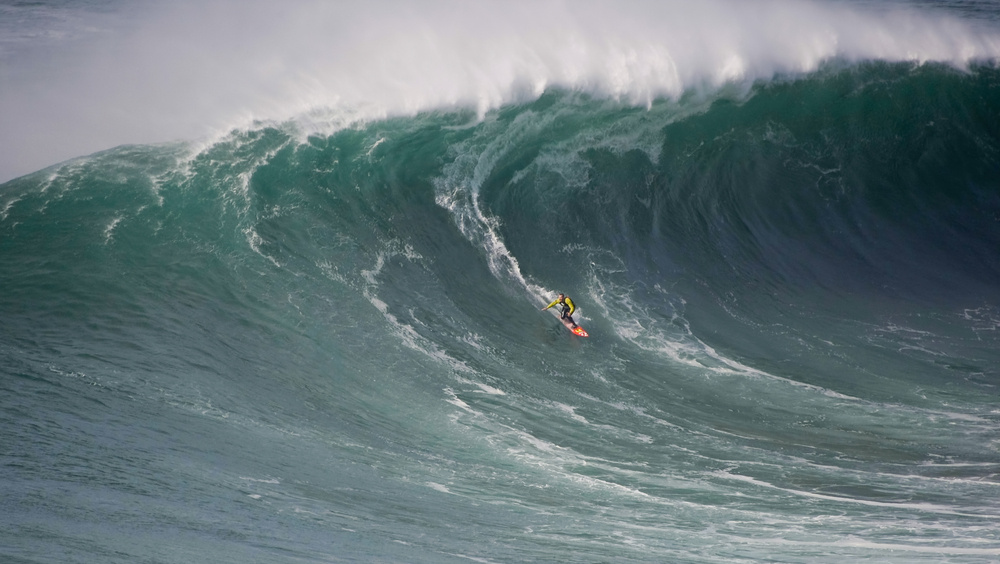 Назаре и самые высокие волны в мире. Фото: Shutterstock