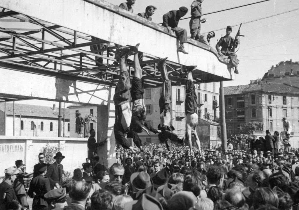 Ciała Benito Mussoliniego i Clary Petacci, jego kochanki, zwisają z dachu stacji benzynowej, fot: Keystone/Getty Images