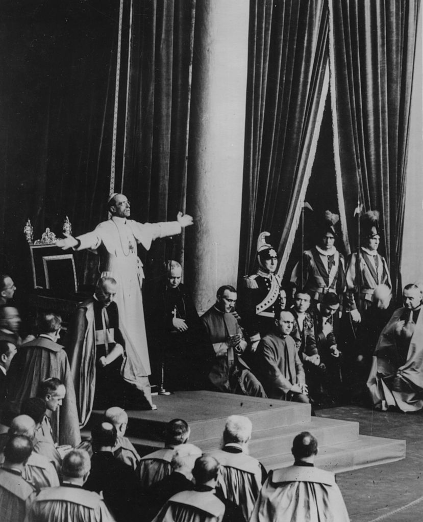 Papież Pius XII podnosi ręce, błogosławiąc tłum w Watykanie fot: Keystone/Hulton Archive/Getty Images