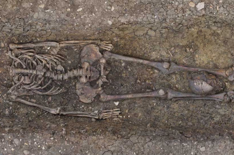 Makabryczne odkrycie: w Anglii wykopano 40 szkieletów. Wszyscy zmarli mieli odcięte głowy...