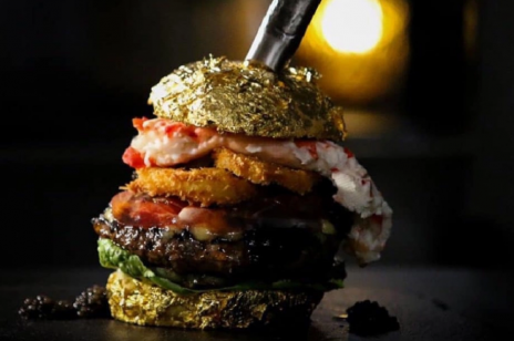 Najdroższy burger na świecie kosztuje 23 tys. złotych. Co jest w środku?