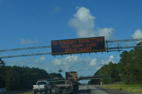 Ostrzeżenia wyświetlane na tablicach nad drogami mają złowieszczy wpływ na kierowców. Przełomowe badania z USA