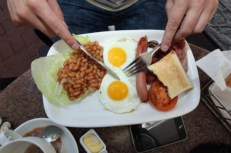 Angielskie śniadanie bez mięsa? Brytyjskie hotele wprowadzają roślinne zmiany w menu