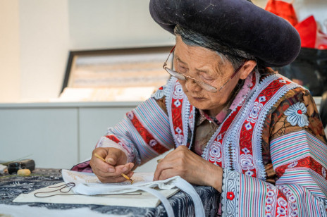 Poznaj jedną z najstarszych technik zdobienia tkanin. Co to jest batik i jak się go robi?