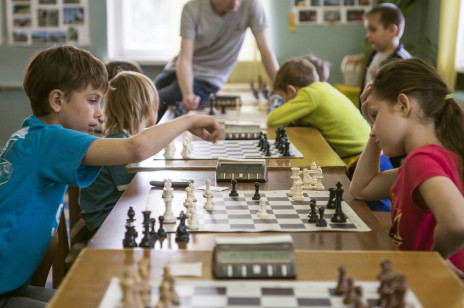 Nieoczywiste przedmioty szkolne na świecie. Gdzie szachy są w programie nauczania?