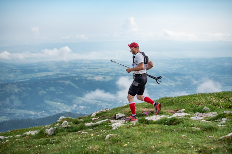 Fotograf National Geographic Polska Adam na starcie ultrabiegu w Alpach w Szwajcarii