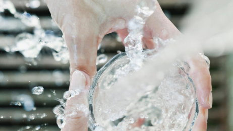 Skład pitej przez nas wody ma wpływ na nasze samopoczucie psychiczne (fot. Getty Images)
