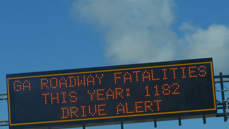 Ostrzeżenia wyświetlane na tablicach nad drogami mają złowieszczy wpływ na kierowców. Przełomowe badania z USA (fot. B137, Wikimedia Commons, CC BY SA-4.0)