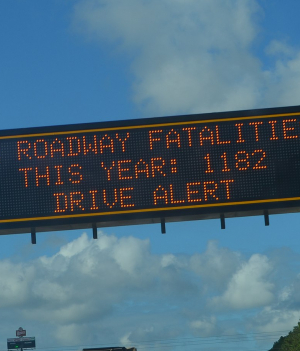 Ostrzeżenia wyświetlane na tablicach nad drogami mają złowieszczy wpływ na kierowców. Przełomowe badania z USA (fot. B137, Wikimedia Commons, CC BY SA-4.0)
