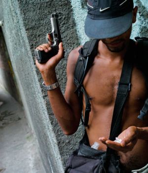 Rio to miasto pełne przepychu, ale także biedy i przemocy dręczących rozsiane na wzgórzach fawele. W związku ze zbliżającymi się igrzyskami w 2016 r. slumsy przechodzą radykalne zmiany.