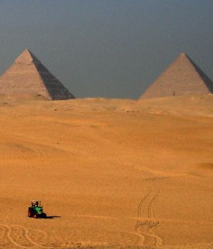 Egypt_-_Piramide_tractor