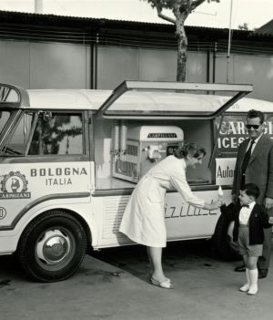 Automezzo Carpigiani con a bordo macchina soft alla fiera di Bologna, 1958 - Archivio Gelato Museum RGB