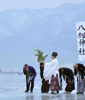 01-shinto-monk-lake-suwa.ngsversion.1461691687085.adapt.945.1