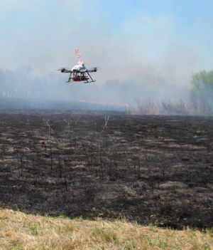 Drony zrzucają kule ognia! To nowy sposób na kontrolowane pożary lasów