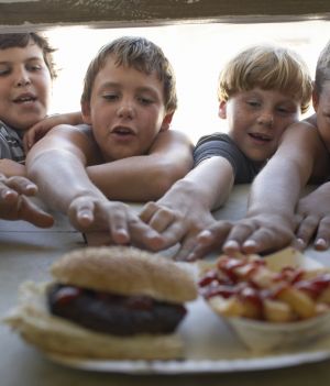 Producenci śmieciowego jedzenia "włamują się" do mózgów dzieci. Tak działa neuromarketing