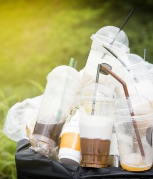 To koniec plastikowych słomek, torebek i sztućców na starym kontynencie. UE finalizuje zakaz jednorazowego plastiku