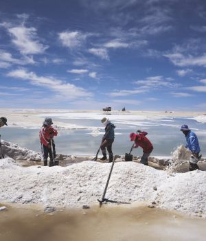 Podczas gdy  miejscowy lud Ajmarów zbiera i sprzedaje  sól wykrystalizowaną na powierzchni równiny Salar de Uyuni, znacznie bardziej lukratywny lit jest rozpuszczony w solance zalegającej głęboko pod ziemią.