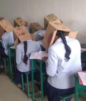 Uczniowie pisali egzamin w kartonach na głowie. "Jedne czuły się w nich lepiej, inne gorzej"