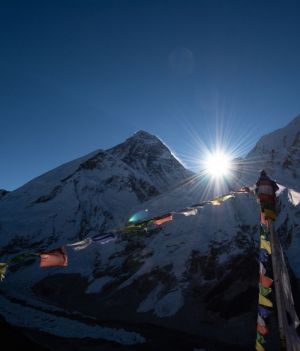 Mount Everest: Osobliwe efekty świetlne wykryte przez najwyższe stacje meteorologiczne na świecie