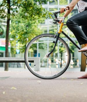 Naukowcy zbadali ryzyko związane z dojazdami do pracy rowerem (fot. Getty Images)