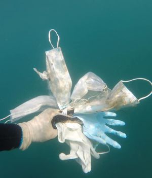 Rękawiczki i maski znalezione na dnie Morza Śródziemnego (fot. facebook.com/OperationMerPropre)