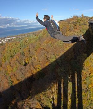 Skok na bungee: wysokość, bezpieczeństwo, ceny. Jak się przygotować do bungee jumping (fot. Getty Images)