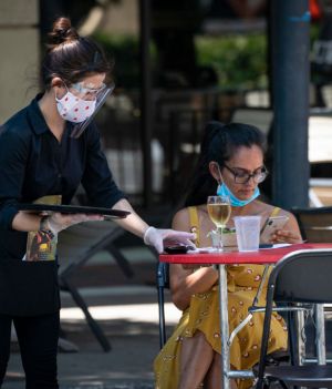 Jak bezpiecznie jeść na mieście? (fot. Getty Images)