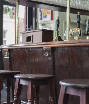Puby i restauracje w Wielkiej Brytanii wznowią działalność 4 lipca (fot. Getty Images)