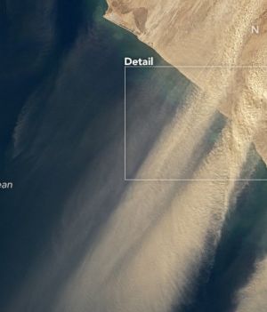 Ogromna chruma pyłu i piasku nad Atlantykiem (fot. USGS/Landsat 8/OLI)