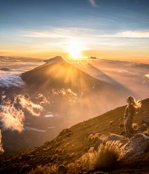 Wschód słońca na szczycie wulkanu Acatenango w Gwatemali