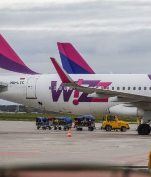 LOT i WizzAir odwołują loty i zawieszają połączenia (fot. Getty Images)