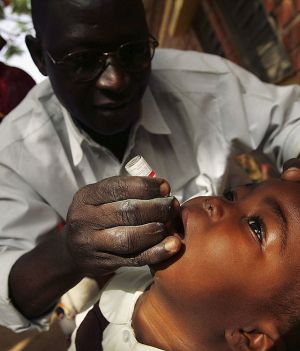 Polio oficjalne pokonane w Afryce (Photo by Chris Hondros/Getty Images)