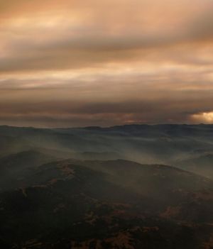 Dym z pożaru wypełnia powietrze nad Doliną Krzemową. Widok z lotu ptaka, środa 19 sierpnia 2020 r., San Jose w Kalifornii. (Photograph by Marcio Jose Sanchez, AP)Photo