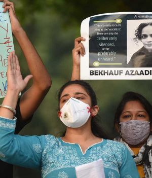 Dzień po dniu kobiety wychodziły na ulice i protestowały, skandując „Wolność bez strachu!” (Photo by Keshav Singh/Hindustan Times via Getty Images)