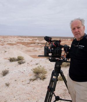 Werner Herzog na planie swojego nowego filmu dokumentalnego "Nomad: In the Footsteps of Bruce Chatwin". (Photograph courtesy Music Box Films)