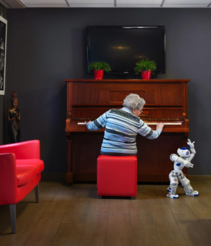 94-latka chciała robota, który tańczyłby podczas gdy ona gra na pianinie