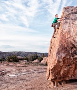 Bouldering: na czym polega i jak zacząć trenować wspinaczkę na niskich wysokościach? (fot. Getty Images)
