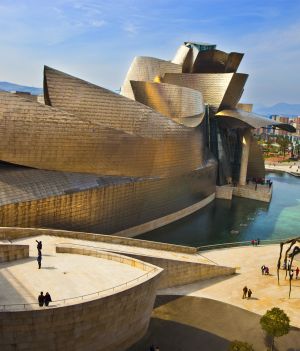 Muzeum Guggenheima w Bilbao: dlaczego warto się tam wybrać? Zwiedzanie i ciekawostki (fot. Getty Images)