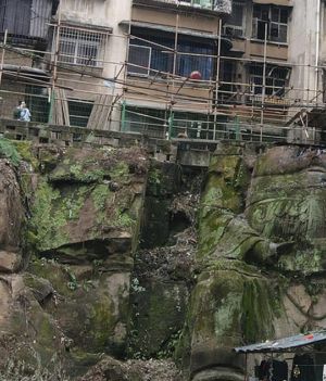 Lokalne władze zbadają wartość posągu i podejmą kroki w celu jego ochrony przed dalszym niszczeniem (fot. Weibo)