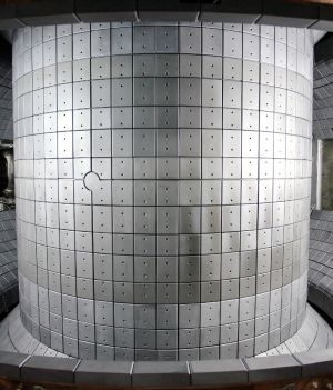 Sztuczne Słońce to ogromny reaktor, na razie pożera więcej energii niż jest w stanie wytworzyć (fot. Korea Institute of Fusion Energy)