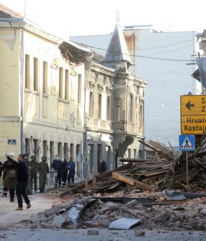 Trzęsienie ziemi w Chorwacji pozbawiło dachu nad głową setki ludzi (fot. Getty Images)