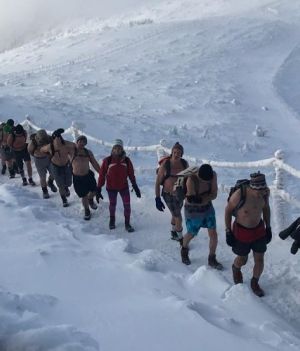 Wim Hof z grupą 60 ochotników w drodze na Śnieżkę w 2017 roku (fot. Instagram Wim Hof)