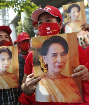 Birmańczycy mieszkający w Tajlandii trzymają zdjęcia przywódczyni Birmy Aung San Suu Kyi podczas protestu przed ambasadą Birmy w Bangkoku w Tajlandii w poniedziałek 1 lutego 2021 roku. fot AP/Associated Press/East News