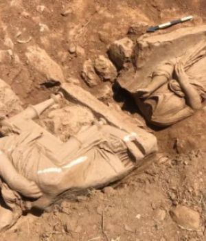 Dwa bezgłowe posągi odkryte w starożytnym greckim miejscu pochówku przedstawiają martwą kobietę w pozycji siedzącej i prawdopodobnie jej służącą