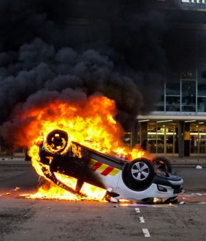 Splądrowane sklepy, zniszczone przystanki, spalone samochody - to skutki ostatnich zamieszek (fot. Getty Images)