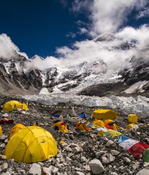 Z roku na rok rośnie liczba wydawanych pozwoleń na wspinaczkę, ale też fałszywych zdjęć ze szczytu (fot. Getty Images)