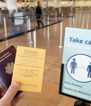 Cyfrowa Zielona Karta ma być unijnym paszportem szczepionkowym. Prace ruszą jeszcze w marcu (fot. Getty Images)